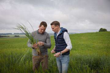 oekologischer Landbau - Johannes Ehrnsperger mit Landwirt auf Feld