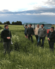 oekologischer Landbau - Naturkundlicher Spaziergang Gruppe auf Feld (1) (1) (1) (1)