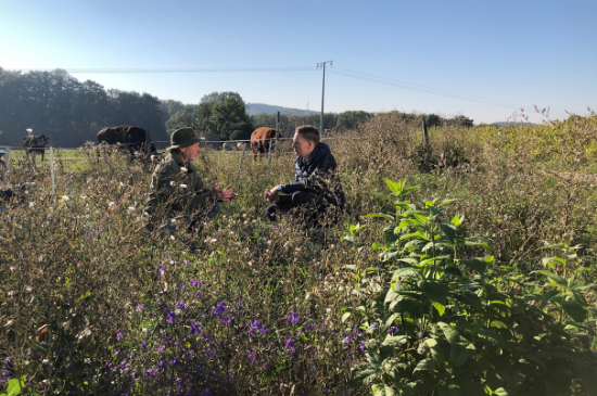 Landwirt-mit-Johannes-Ehrnsperger-im-Feld-Artenvielfalt