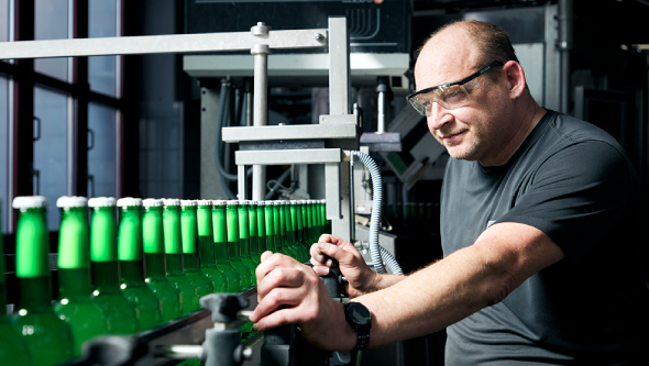 Mann mit Schutzbrille in der Abfüllung