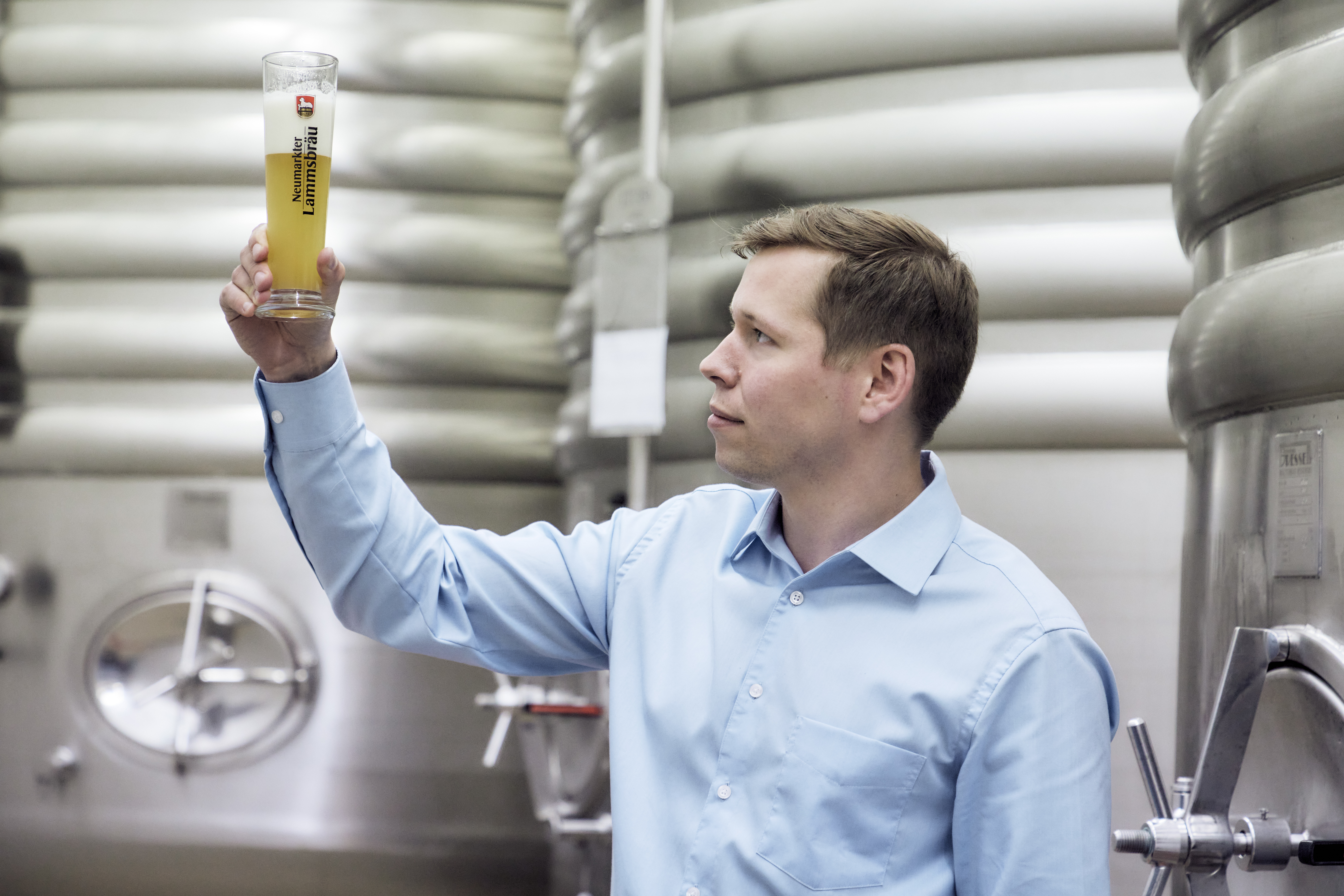 Mann prüft Bier auf Aussehen