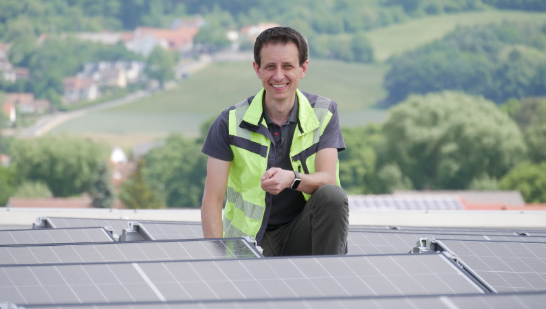 Thomas Plank bei Photovoltaikanlage 